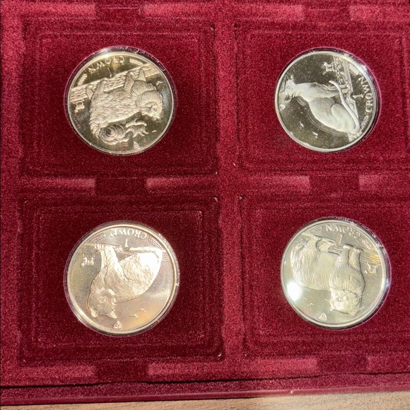 Red Coin Collection Album - Picture 7 of 7
